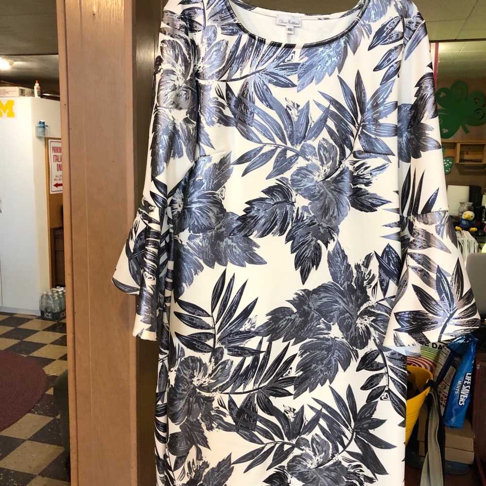 Beautiful floral patterned dress!